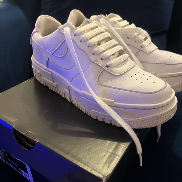 Nike Air Force 1 Special Edition - Picture 2 of 8